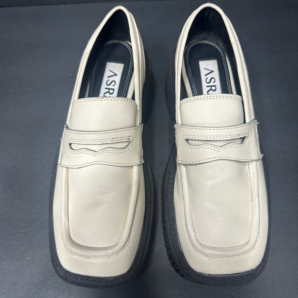 AZRA Cream women mocasines size 7.5 pre owned Exellent condition.
